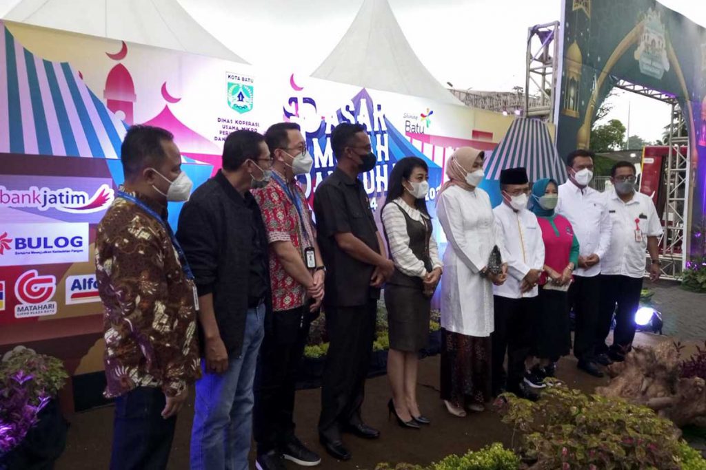 Wali Kota Batu dan Kadis Koperindag memberikan keterangan kepada awak media. (dik) - Pasar Murah Ramadhan Dibuka Resmi Wali Kota Batu - Upaya Pemkot Menyediakan Bahan Pokok Murah Jelang Idul Fitri