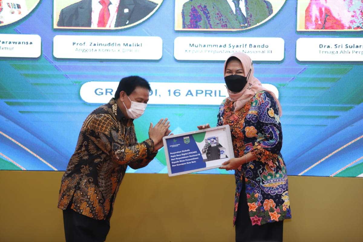 Wali Kota Batu, menerima POCADI dari Kepala Perpusnas. (ist) - Dorong Minat Baca Warga, Perpustakaan Kota Batu Terima "POCADI" dari Pemprov