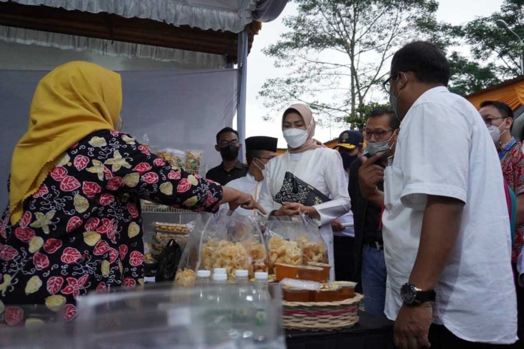 Wali Kota Batu meninjau Stand UMKM. (Ist) - Pasar Murah Ramadhan Dibuka Resmi Wali Kota Batu - Upaya Pemkot Menyediakan Bahan Pokok Murah Jelang Idul Fitri