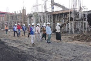 Wali Kota Batu meninjau proyek pembangunan pasar Batu. (ist) - Kunjungi Proyek Pasar Induk Batu, Wali Kota Puas dengan Progresnya