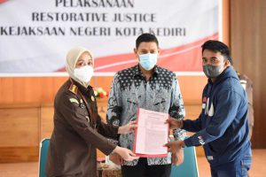 Wali Kota Kediri saat di Kantor Kejaksaan Negeri Kota Kediri, Rabu (27/4/2022). (Memo X/ji) - Wali Kota Dukung Kejari Buka Ruang Restorative Justice di Kelurahan