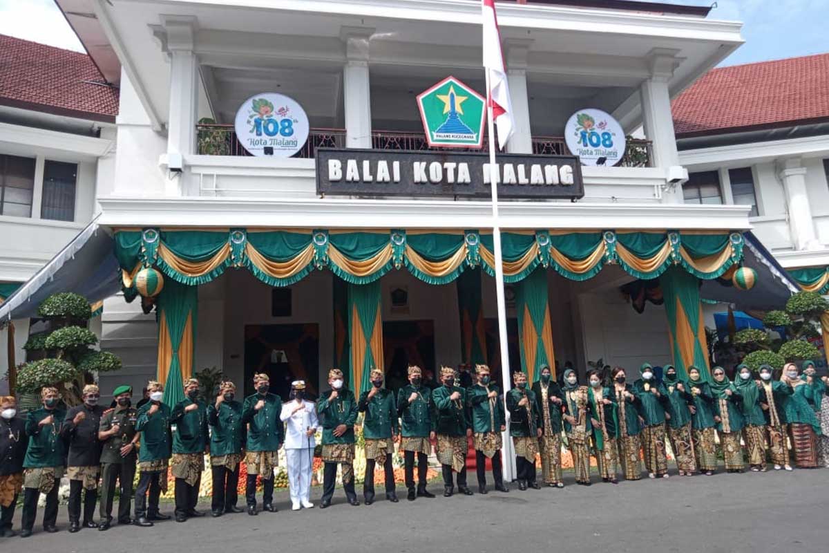 Wali Kota Malang, Sutiaji, berfoto bersama seusai upacara peringatan HUT ke-108 Kota Malang, di Balaikota Malang. (ws4) - HUT ke-108 Kota Malang, Pacu Ekraf Kolaborasi, Akselerasi dan Bangkit Bersama Tumbuhkan Ekonomi