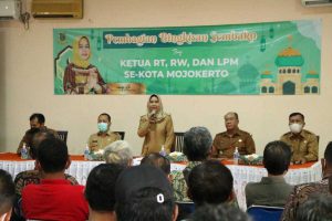 Wali Kota saat membagikan paket Sembako bagi ketua RT/RW dan LPM di Kelurahan Kedundung, Kecamatan Magersari, Senin (25/4/2022). (Memo X/mrg) - Megaproyek Jalan Empunala Senilai 101 Miliar Mulai Dikerjakan