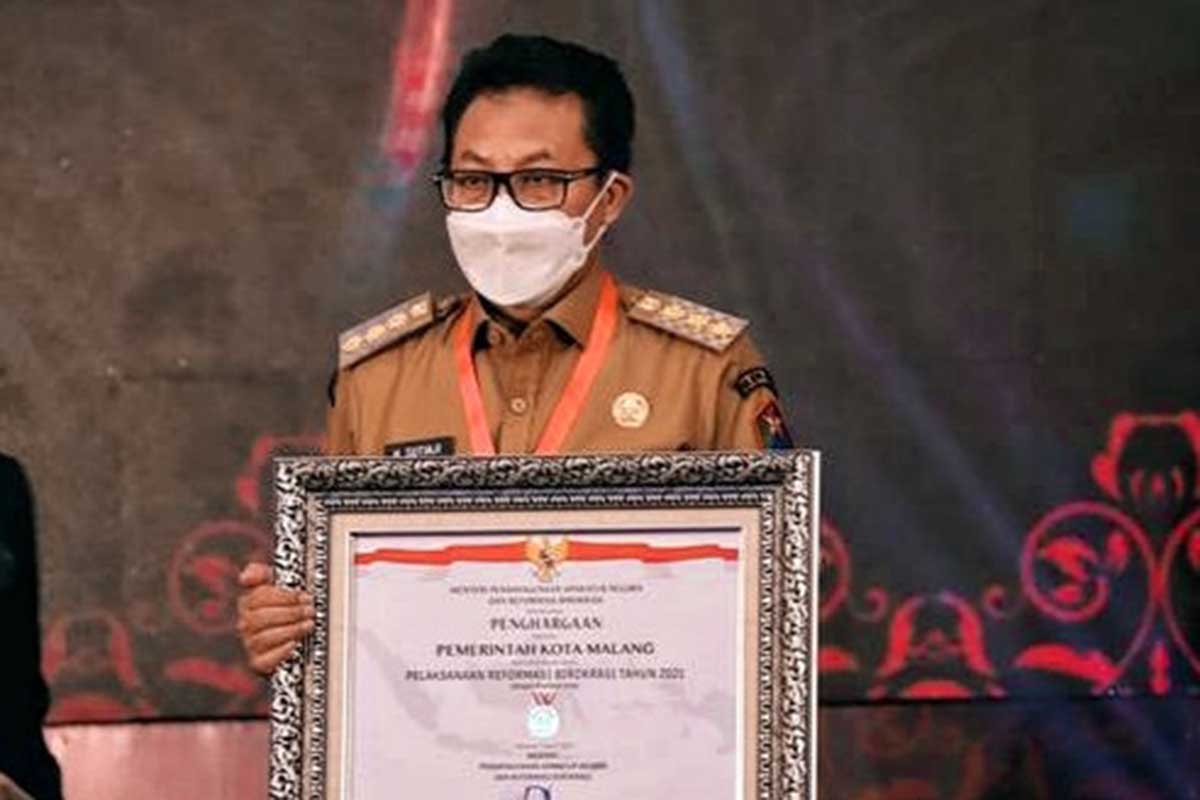 Walikota Malang, Drs H Sutiaji menerima penghargaan SAKIP-A. (ist) - Pemkot Malang Pertahankan Level Akuntabilitas Memuaskan dari Kemenpan RB