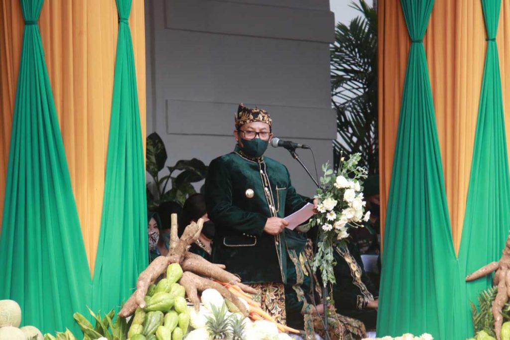 Walikota Malang, Drs H Sutiaji menjadi inspektur upacara HUT ke-108 Kota Malang. (jaz) - HUT ke-108 Kota Malang, Pacu Ekraf Kolaborasi, Akselerasi dan Bangkit Bersama Tumbuhkan Ekonomi