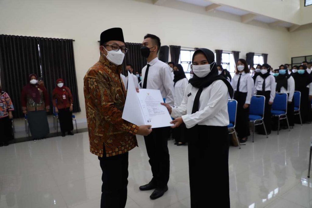 Walikota Malang Sutiaji memberikan SK Pengangkatan kepada perwakilan CPNS. (ist) - 180 CPNS Resmi Diangkat, Sutiaji Ingatkan Karakter ASN Profesional