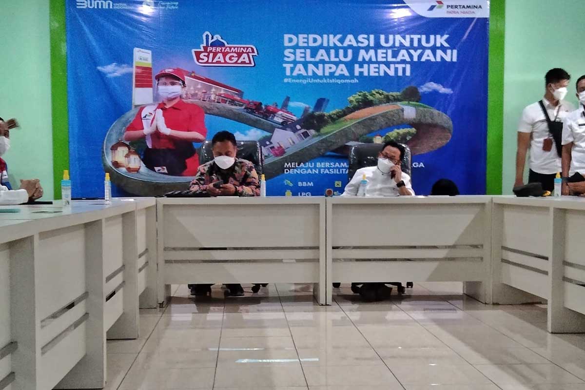 Walikota Malang bersama Kepala KPw Bank Indonesia melihat pemaparan dari Pertamina. (jaz) - BBM hingga LPG Pastikan Aman, Sutiaji: Tidak Usah Khawatir