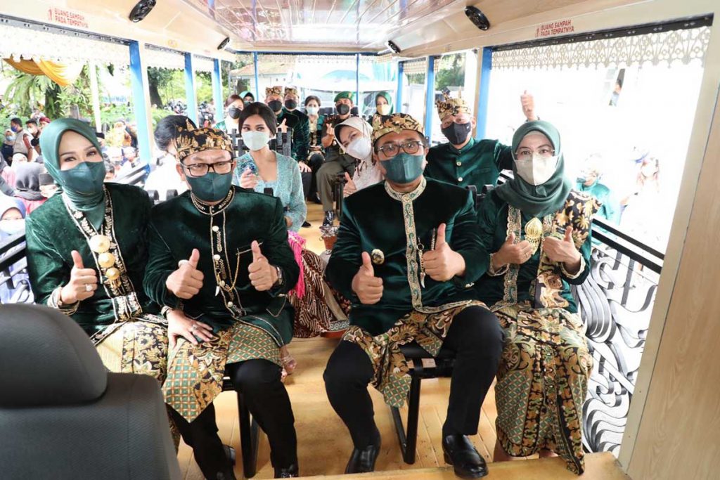 Walikota Malang bersama pejabat lainnya menjajal Bus Macyto. (ist) -