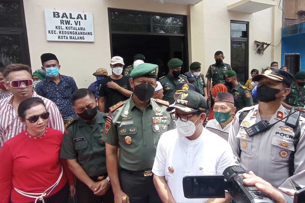 Walikota Malang menjawab pertanyaan awak media, didampingi Pangdivif 2 Kostrad, Mall Director Matos, dan pejabat lainnya. (rhd) - Disaksikan Walikota, Lippo Malls dan Pangdivif 2 Kostrad Serahkan Bantuan Korban Longsor Muharto