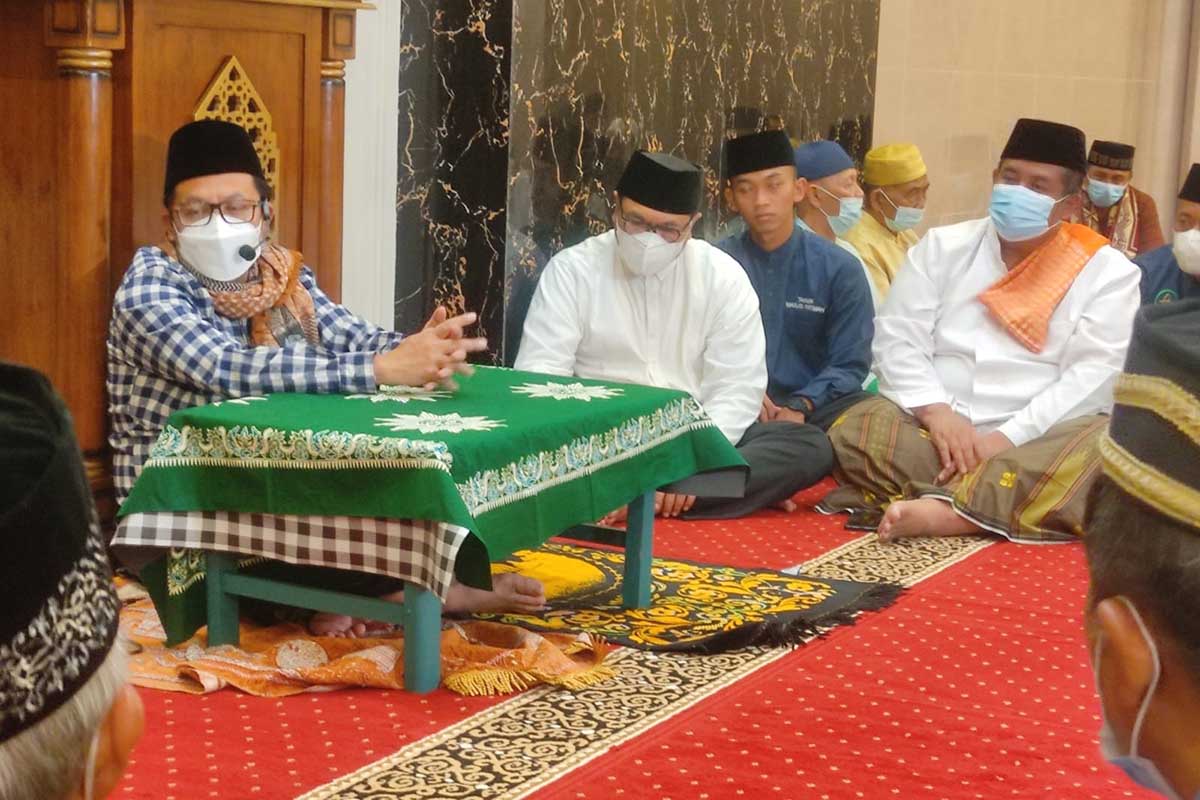Walikota Malang menyampaikan tausiyah dan berdialog dengan jamaah masjid Fatimah. (rhd) - Safari Ramadan di Masjid Fatimah, Sutiaji: Puasa Seimbangkan Dunia-Akhirat