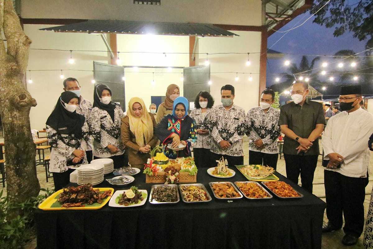 Walikota mencicipi kuliner di café teras. (Memo X/mrg) - Wali Kota Launching Cafe Teras Workshop