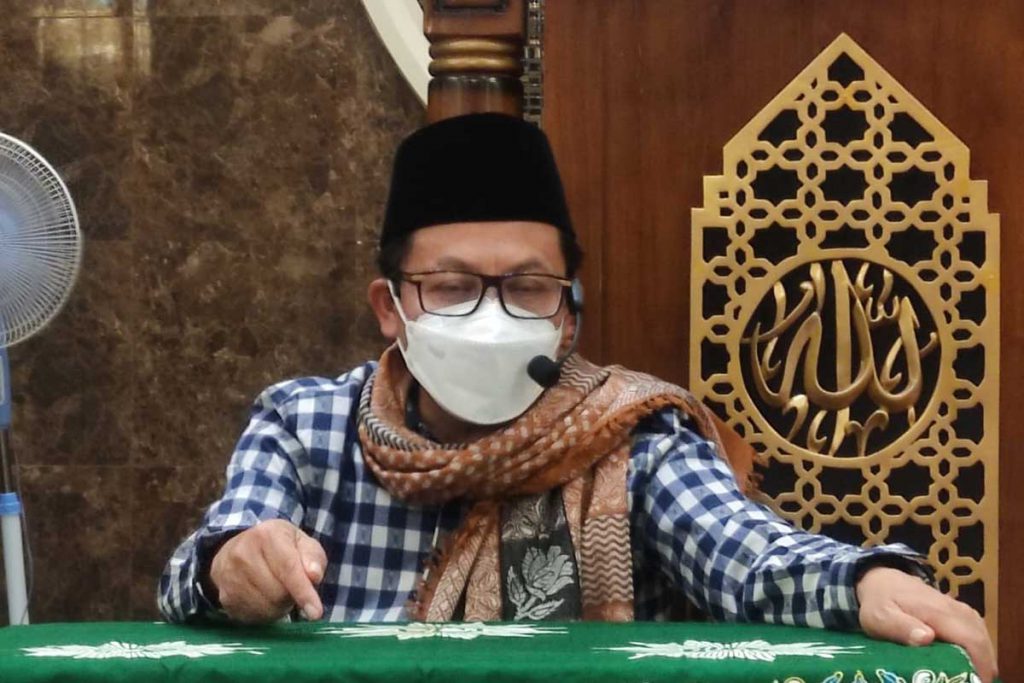 Walikota menyampaikan tausiyah dalam Safari Ramadan. (rhd) - Safari Ramadan di Masjid Fatimah, Sutiaji: Puasa Seimbangkan Dunia-Akhirat