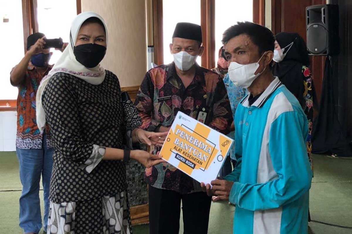 Warga Pandanrejo penyandang disabilitas, menerima bantuan alat kesehatan. (ist) - Hari Terakhir Silaturahmi Ramadan, Wali Kota Batu Serahkan Bantuan Alkes