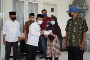 Wawali Batu menyerahkan ZIS kepada perwakilan warga penerima. (ist) - Baznas Batu Distribusikan Dua Ribu Lebih Zakat, Infaq dan Shodaqoh