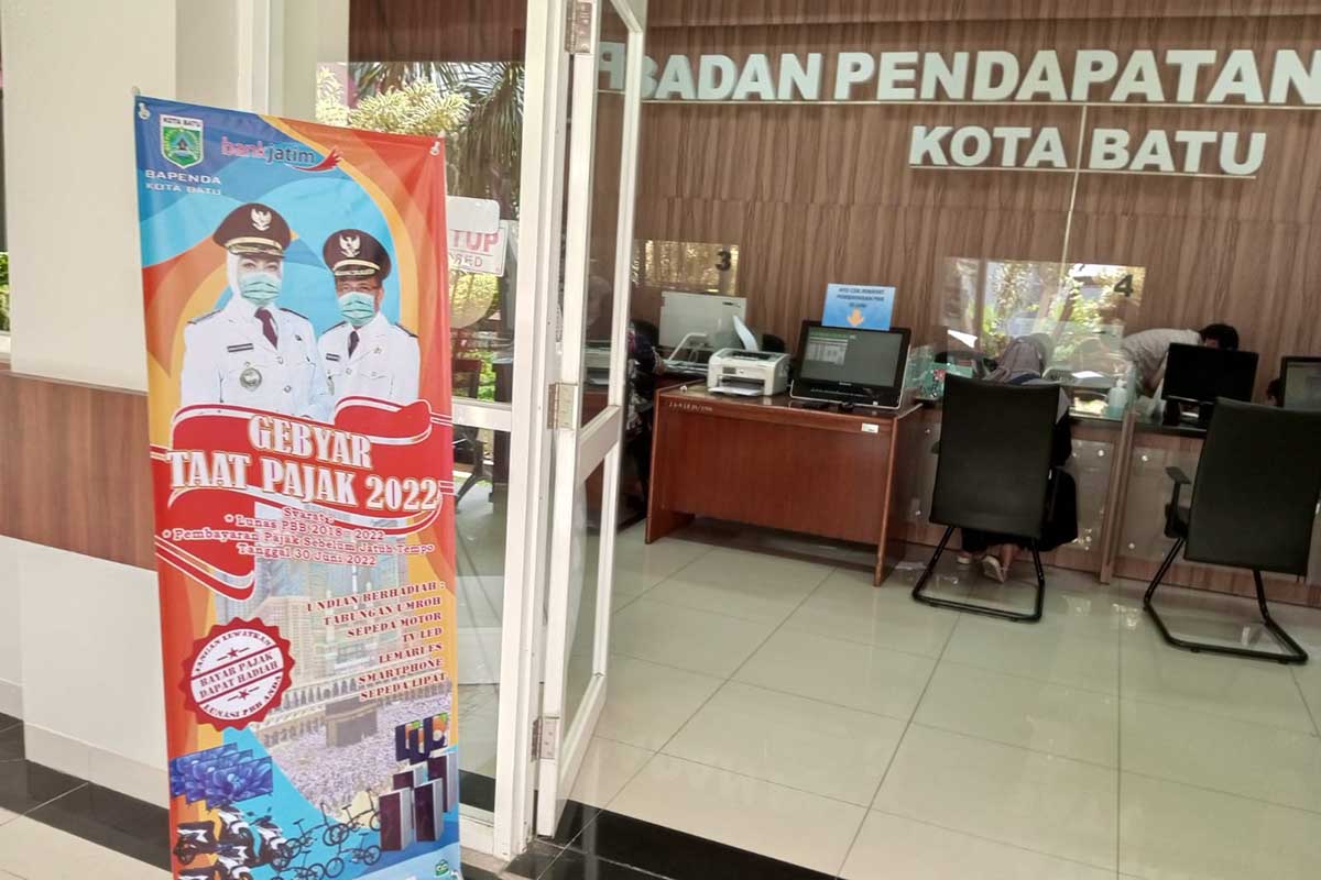 X banner yang bertuliskan Gebyar Taat Pajak, dipajang dipintu masuk Bapenda Kota Batu. (dik) - Beri Stimulus Warga Batu, Bapenda Gelar Gebyar Taat Pajak 2022