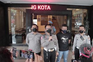 AKP Rahandy Gusti Pradana tengah menyampaikan hasil penangkapan pengemudi viral yang menerobos kemacetan mengunakan sirine dan strobo. (ist) - Viral, Brio Ugal-ugalan Gunakan Sirine dan Strobo, Diamankan Polresta Makota