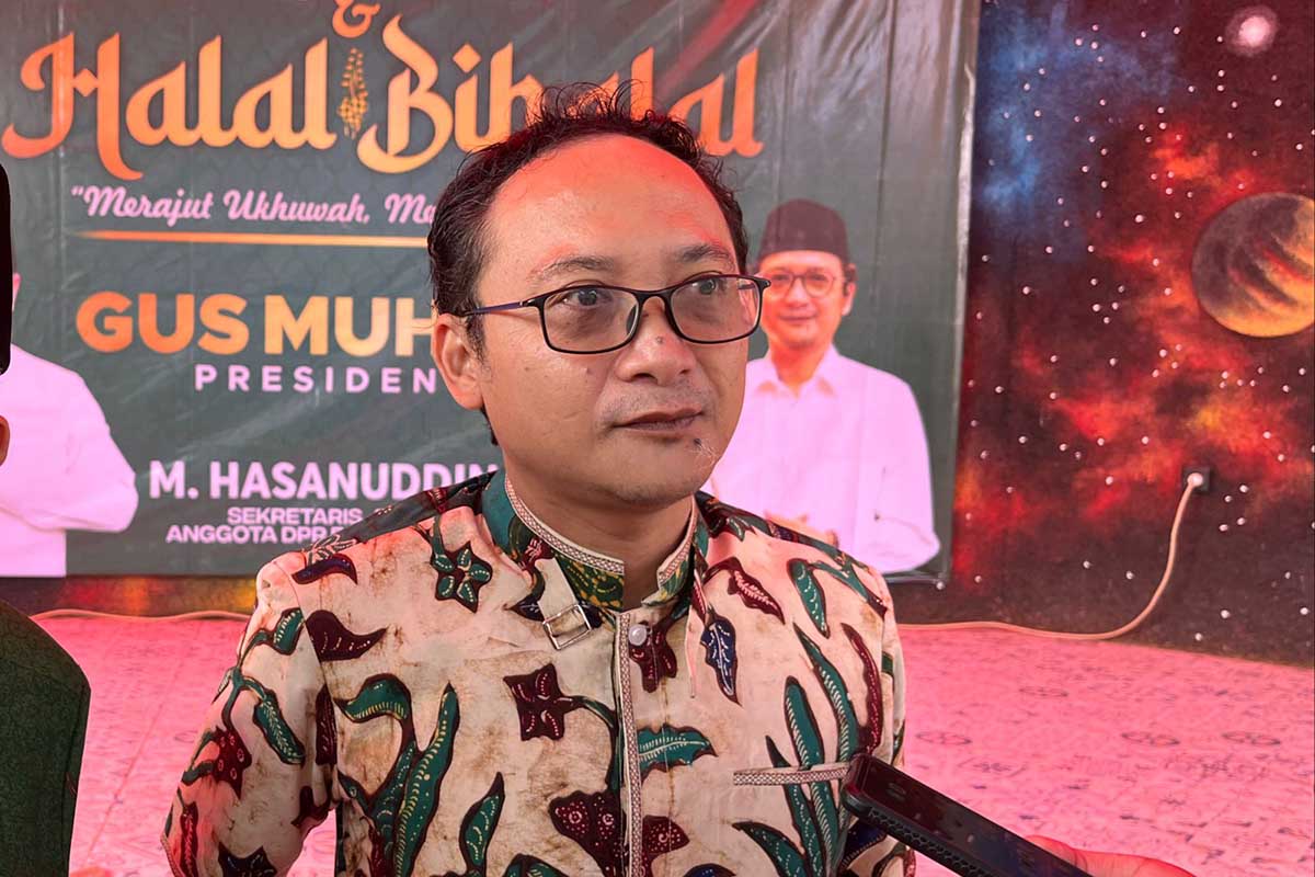 Anggota DPR RI Dapil Malang Raya, Hasanuddin Wahid, saat menjawab pertanyaan awak media. (ws5) - Anggota DPR RI Tanggapi Isu Keterlibatan Mahasiswa Malang dalam Terorisme