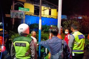 Anggota Polres Batu yang turun di lokasi musibah kebakaran. (ist) - Reaksi Cepat Tim Gabungan, Warga Bulukerto Selamat dari Kebakaran Rumah