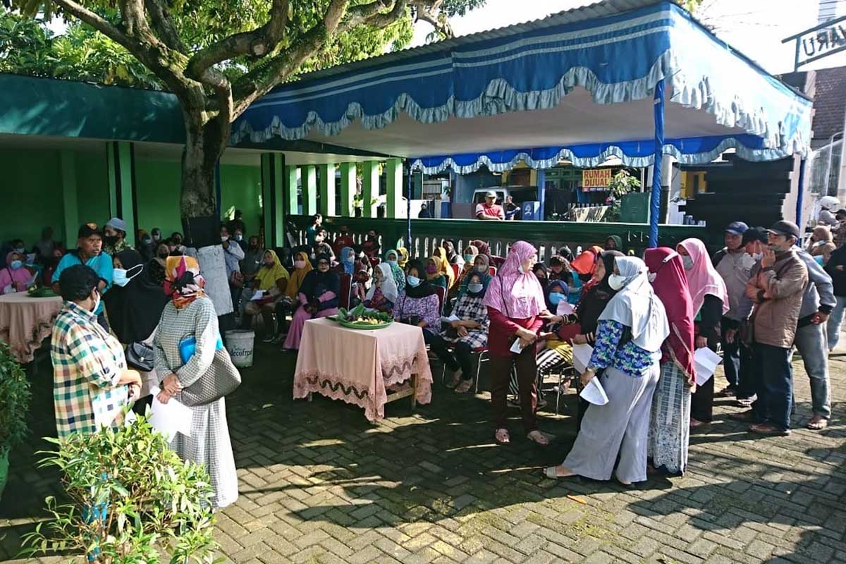 Antrian tertib warga mendapatkan BTPKLW. (ist) - Ribuan Warga Kota Malang Dapat Bantuan Tunai untuk Pedagang Kaki Lima dan Warung