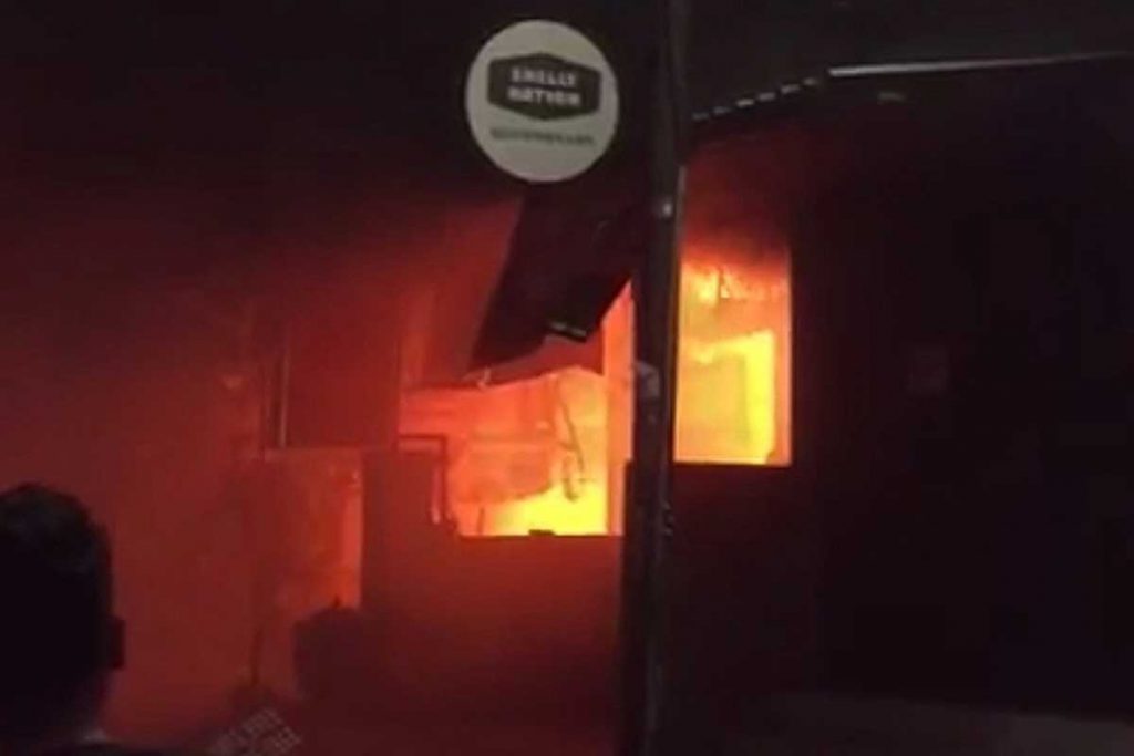 Api yang membesar menyambar kos dan toko baju. (ist) - Diduga Korsleting Listrik, Bengkel Motor Terbakar Sambar Kos dan Toko Baju