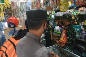 Babinsa-Babinkamtibmas Klojen pantau ulang HET migor di Pasar Oro-oro Dowo. (ist) - Babinsa-Babinkamtibmas Klojen Pantau Ulang HET Migor di Pasar Oro-oro Dowo