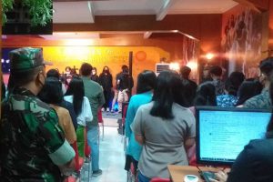 Babinsa Dinoyo melakukan pengamanan ibadah Kenaikan Isa Almasih. (ist) - Peran Babinsa Dinoyo dalam Pengamanan Ibadah Kenaikan Isa Almasih