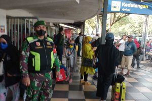 Babinsa Klojen, Serda Gunawan, turut mengamankan Stasiun Kota Baru. (ist) - Jaga Lingkungan Kondusif, Babinsa Klojen Bantu Amankan Stasiun Kota Baru