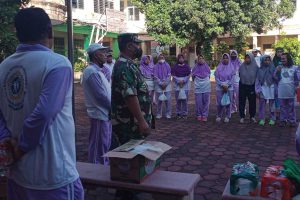 Babinsa Klojen berikan pengarahan usai Olahraga Bersama Warga - Babinsa Klojen Aktif Olahraga Bersama Warga