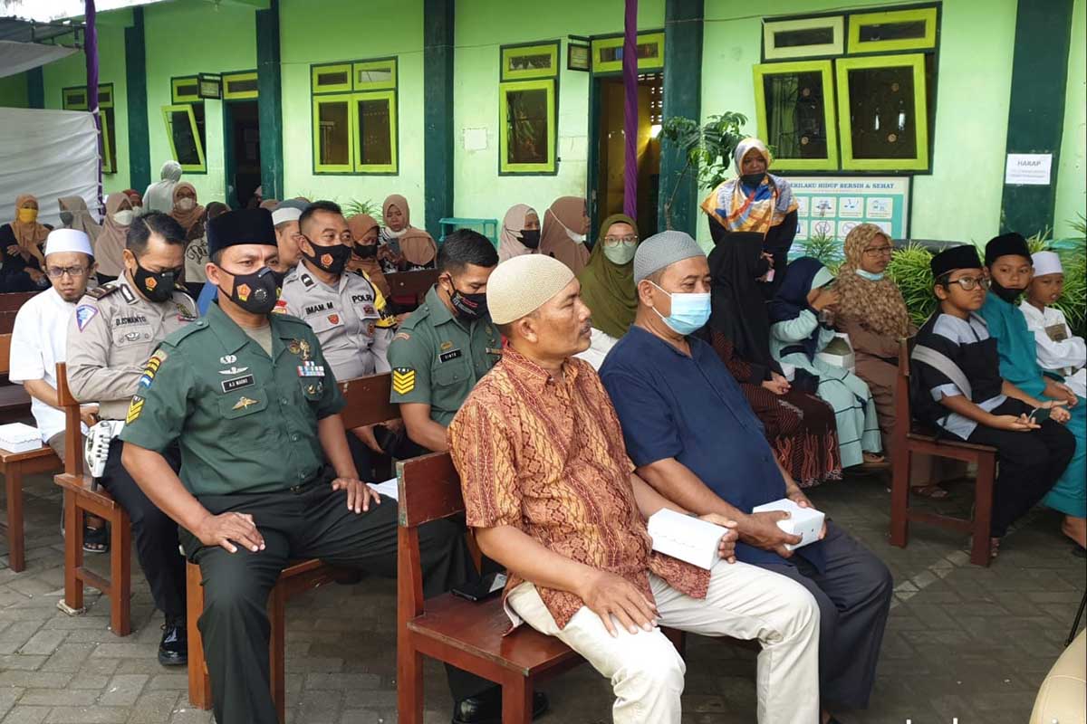 Babinsa Madyopuro hadir di tengah halal bihalal warga. (ist) - Pererat Manunggal TNI-Rakyat, Babinsa Madyopuro Hadiri Halal Bihalal Warga