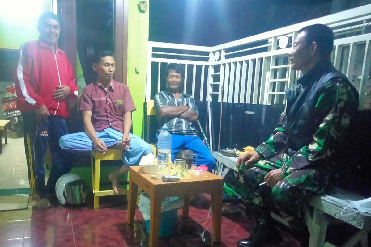 Babinsa Mulyorejo komsos bersama warga. (ist) - Cipta Kondisi, Babinsa Mulyorejo Komsos Bersama Warga