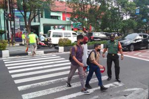 Babinsa Purwodadi bantu penyeberangan siswa SMP Kartika. (ist) - Berikan Rasa Aman, Babinsa Bantu Penyeberangan Anak Sekolah