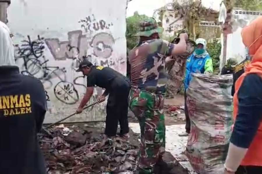 Babinsa, Satlinmas dan Masyarakat bersih-bersih sampah Embong Brantas. (ist) - Babinsa, Satlinmas dan Masyarakat Gotong Royong Bersih-bersih Embong Brantas