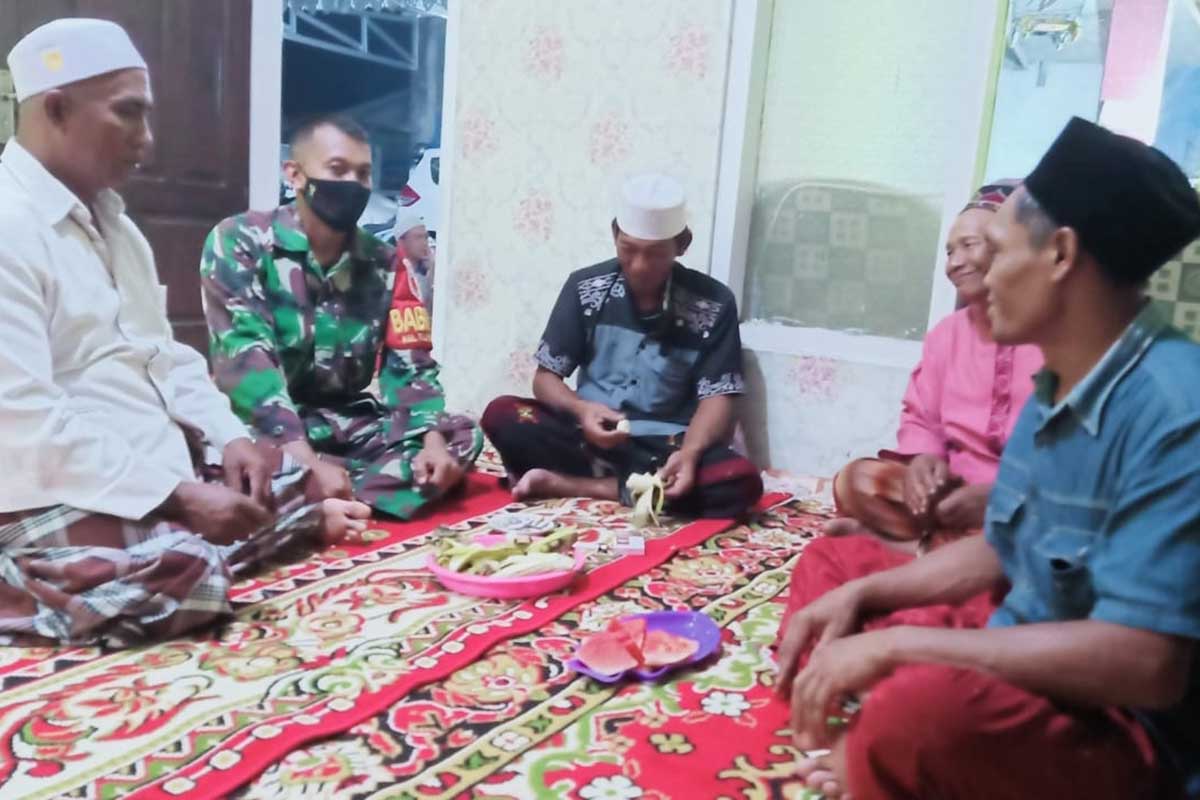 Babinsa Tlogowaru Komsos bersama warga terkait pengadaan pos kamling. (ist) - Babinsa Tlogowaru Komsos Warga Terkait Pengadaan Pos Kamling