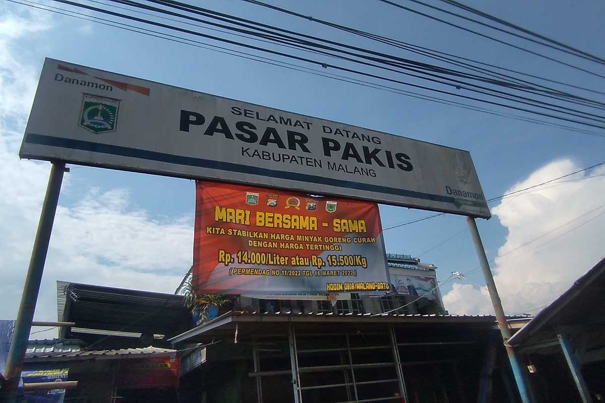 Banner HET minyak goreng yang dipasang di Pasar Pakis. (ws6) - Cegah Oknum Nakal, Petugas Pasang Banner HET Minyak Goreng