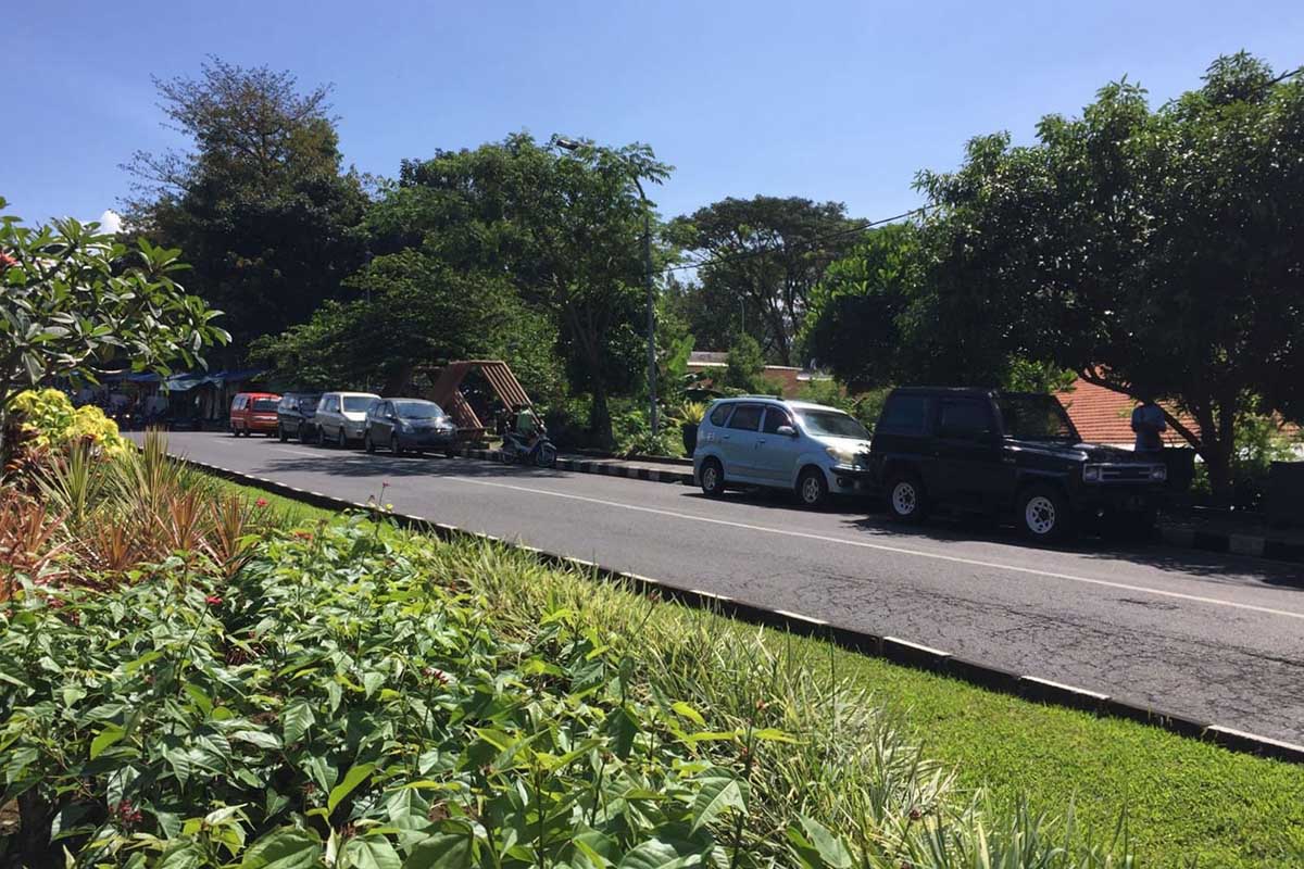 Beberapa mobil nekat parkir di badan jalan Sultan Agung arah menurun. (dik) - Dishub Batu: Kami Tidak Bisa Bertindak Sendiri
