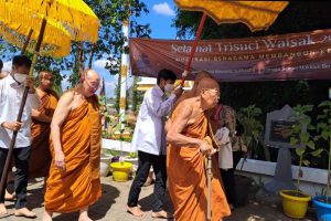 Bhikkhu Sangha berjalan memasuki prosesi Puja Bakti. (dik) - Moderasi Beragama Membangun Kedamaian Jadi Tema Waisak 2566/2022
