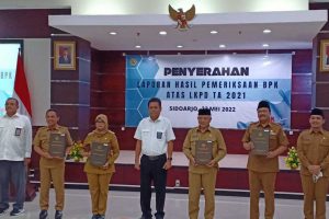 Bupati Blitar, Rini Syarifah, menerima penghargaan WTP di Auditorium BPK Perwakilan Provinsi Jawa Timur. (ist) - Raih Kembali WTP, Bupati Blitar: Berkat Sinergi Semua Pihak