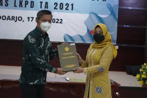Bupati Ikfina terima LHP di gedung BPK RI Perwakilan Jawa Timur. (MemoX/mrg) - Pemkab Mojokerto Kembali Raih Opini WTP Atas LKPD TA 2021