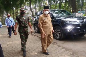 Bupati Malang HM Sanusi (kanan) saat meninjau, didampingi Dandim 0818 Kab Malang/Kota Batu Letkol (Inf) Taufik Hidayat. (ws6) - Tolak Buka Pasar Hewan Gondanglegi, Sanusi: Kita Hanya Jalankan Perintah