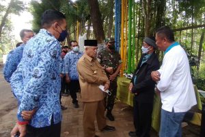 Bupati Malang meninjau kesiapan jelang MoU dengan Aliance untuk pembangunan pabrik plastik di Kabupaten Malang. (ws6) - Sanusi Pantau Persiapan MoU dengan Aliance di TPA Talangagung