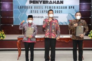 Bupati Sampang H Slamet Junaidi dan Ketua DPRD Sampang Fadol saat menerima WTP ke - 4 kalinya. (ist) - Empat Kali Opini WTP, Aba Idi: Kami Persembahkan kepada Masyarakat Sampang