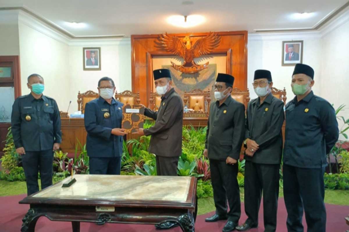 SETUJUI RANPERDA: Bupati Tulungagung Maryoto Birowo bersama pimpinan DPRD Kabupaten Tulungagung usai rapat paripuna dengan agenda persetujuan dua Ranperda di Gedung Graha Wicaksana DPRD Tulungagung, Rabu (18/05/2022) - DPRD Tulungagung Sepakati Ranperda Retribusi Parkir
