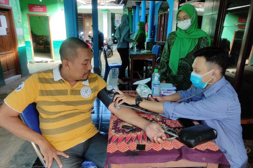 Cek Kesehatan gratis bagi masyarakat sekitar MTs Miftahul Ulum. (rhd) - Bhakti Kelulusan MTsN 1 Kota Malang, Peduli dan Berbagi ke MTs Miftahul Ulum - Bantuan pendidikan menyasar tiga madrasah di Kota Malang