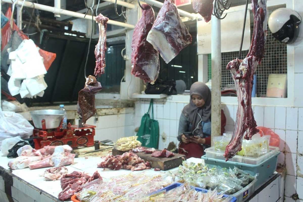 Daging sapi segar yang dijual pedagang. (ws6) - Pembatasan Distribusi Tak Pengaruhi Stok Daging dan Susu di Kabupaten Malang