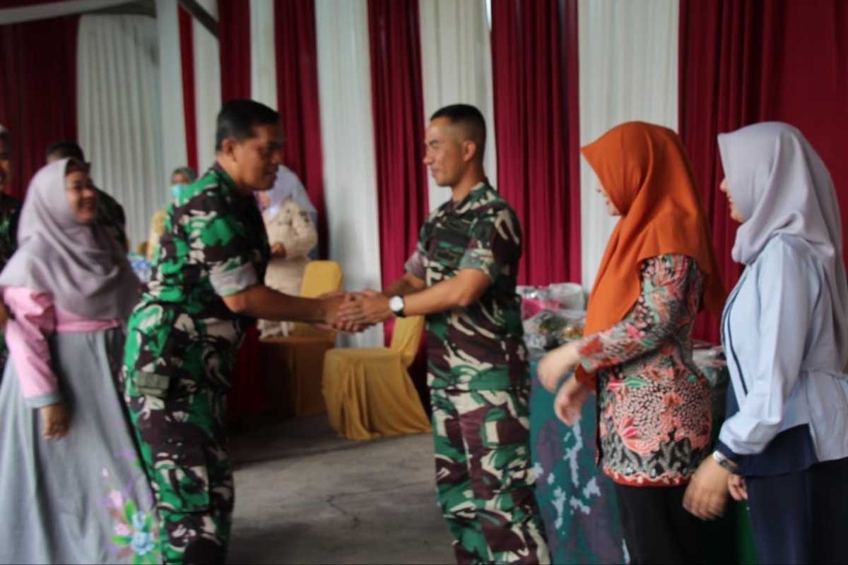 Dandim 0833/Kota Malang bersalaman dengan anggotanya. (ist) - Kodim 0833/Kota Malang Gelar Halal bi Halal 1443 H