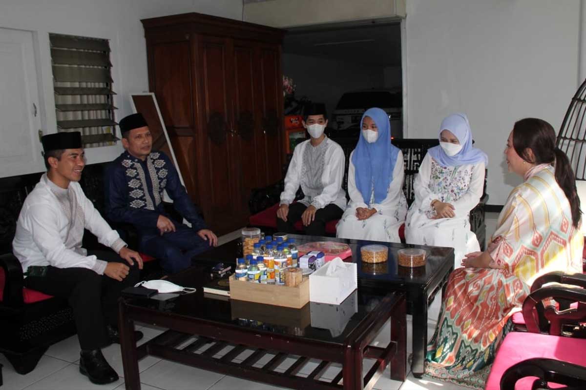 Dandim 0833 bersilaturahmi dengan Kapolresta Makota dan keluarga. (ist) - Momen Idulfitri, Dandim 0833 Jalin Silahturahmi Kapolresta Makota