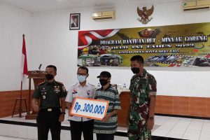 Dandim 0833 menyerahkan BTPKLW Minyak Goreng kepada perwakilan PKL dan Warung. (ist) - Kodim 0833/Kota Malang Salurkan BTPKLW Minyak Goreng kepada Ribuan PKL dan Warung