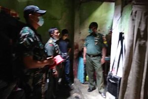 Danramil Lowokwaru bersama Babinsa Mojolangu meninjau pelaksanaan karya bakti RTLH. (ist) - TNI Karya Bakti Rumah Tidak Layak Huni Warga Simpang Candi Panggung