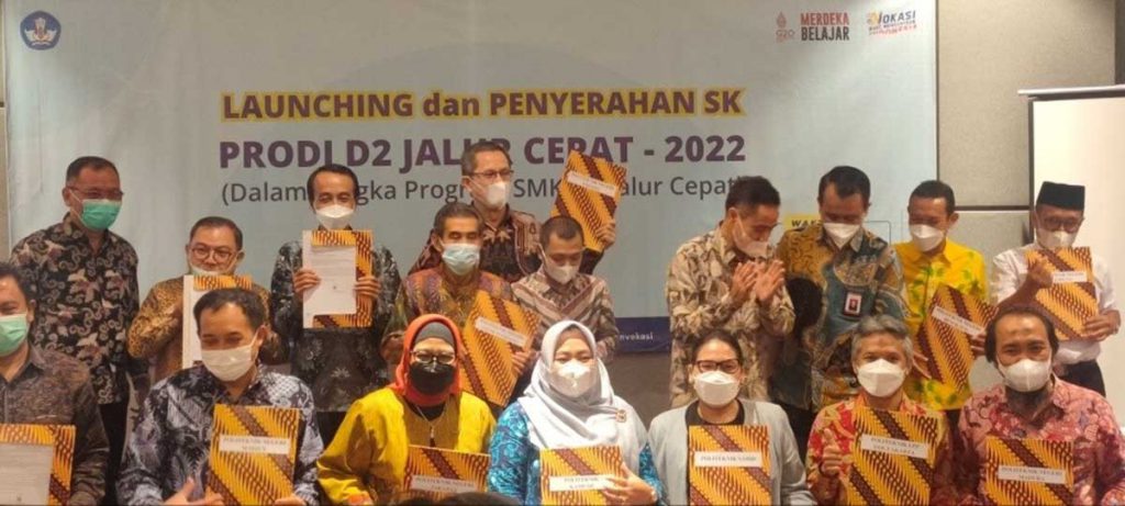 Direktur Polinema bersama Pimpinan Poltek lainnya usai menerima SK. (ist) - Polinema Tawarkan Siswa SMK Ikuti Prodi D-II Fast Track