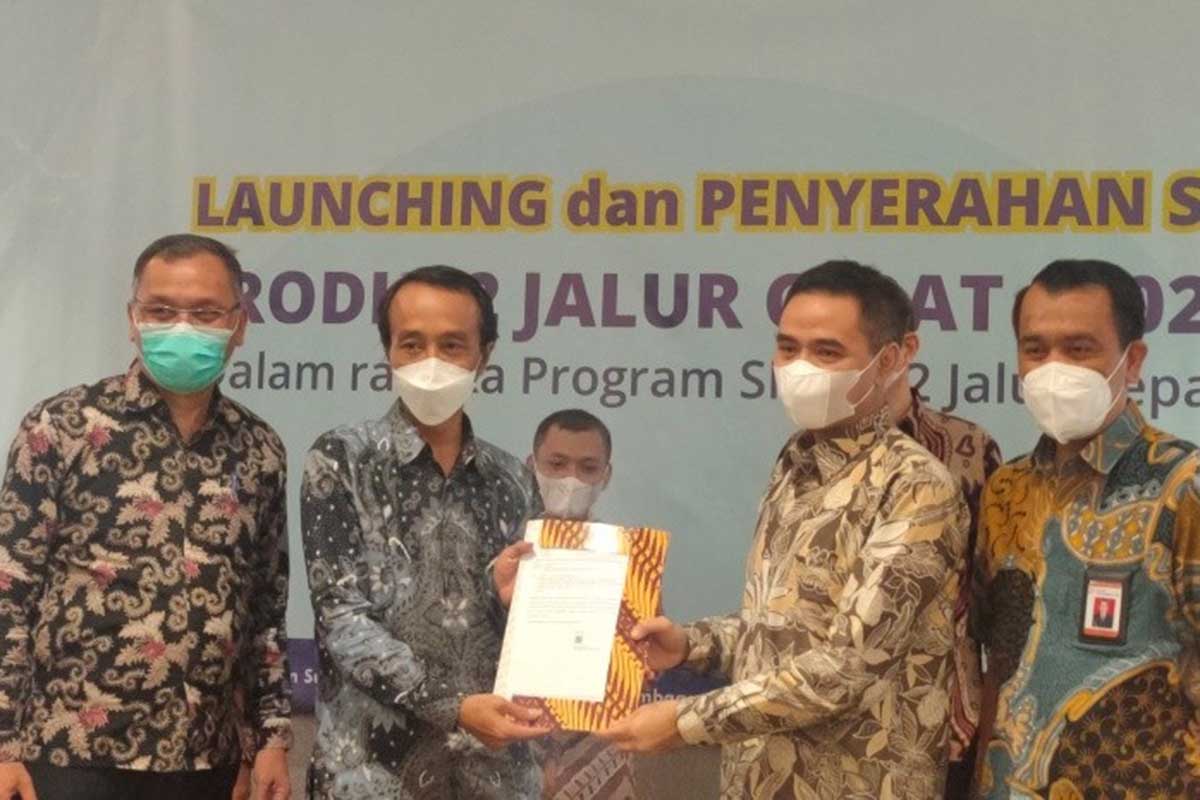 Direktur Polinema menerima SK Izin Pembukaan Prodi D-II Fast Track dari Dirjen Vokasi. (ist) - Polinema Tawarkan Siswa SMK Ikuti Prodi D-II Fast Track